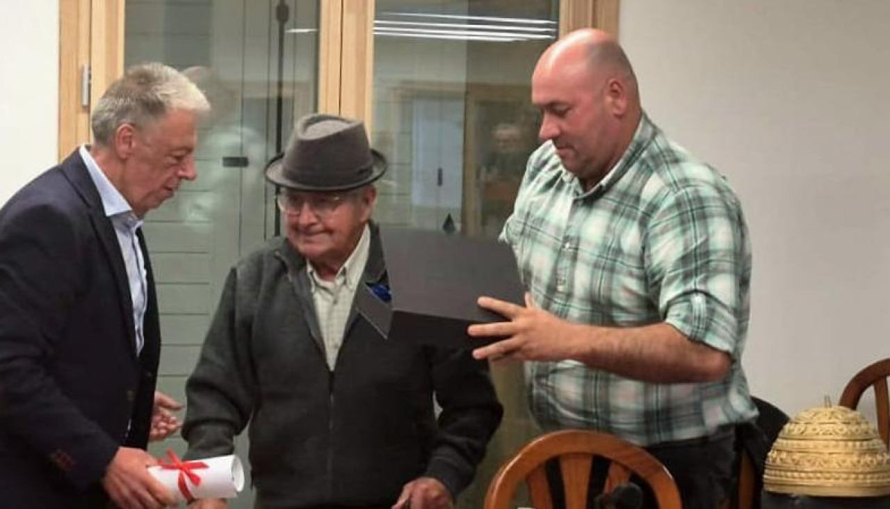 Xusto Ordóñez y Julio Alcalde hicieron entrega de una placa y un  pergamino conmemorativo a José María Vicente Somoza