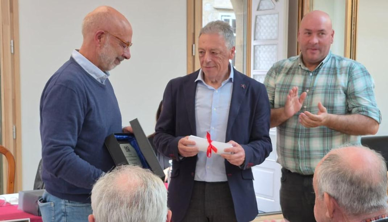 Ángel Acuña, viudo de Rosa Paz, recogió una placa y un pergamino en reconocimiento de la labor realizada por la arqueóloga fallecida hace un par de años