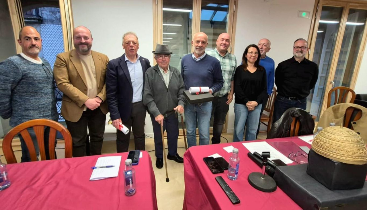 Imagen del descubridor del casco de Leiro y del marido de la arqueóloga fallecida tras recibir las distinciones, junto a los participantes en la jornada divulgativa