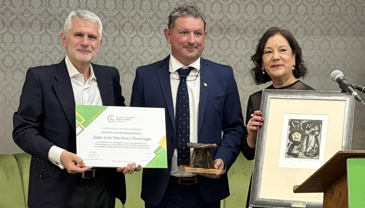 Juan Luis Martínez, entrenador nacional de taekwondo, recogió el diploma y otros objetos  por el reconocimiento recibido de manos del nuevo presidente provincial de la AECC de A Coruña, Javier Álvarez, junto a María José Carreira