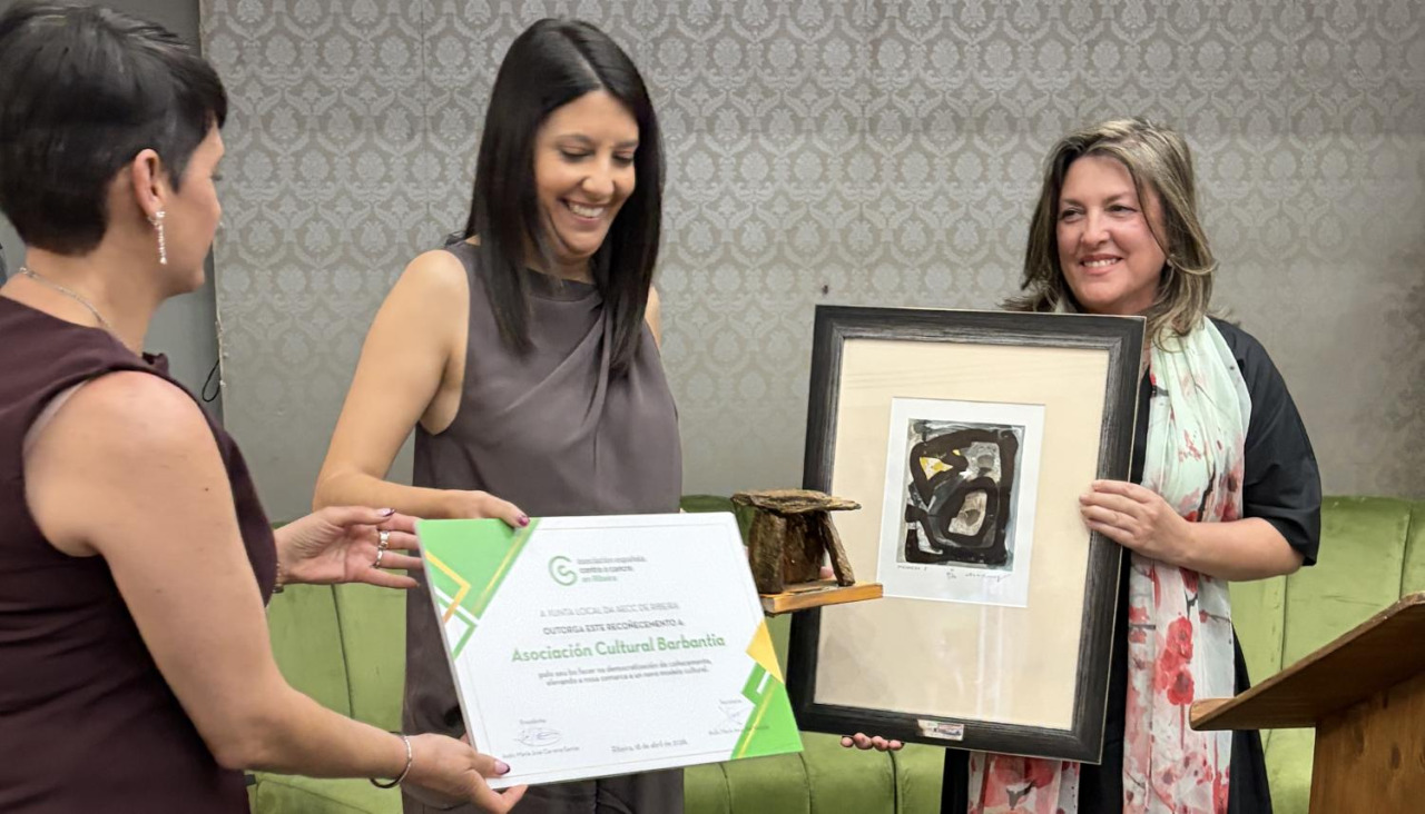 María Xesús Blanco, presidenta de Barbantía, recibió el galardón de manos de la alcaldesa ribeirense, María Sampedro