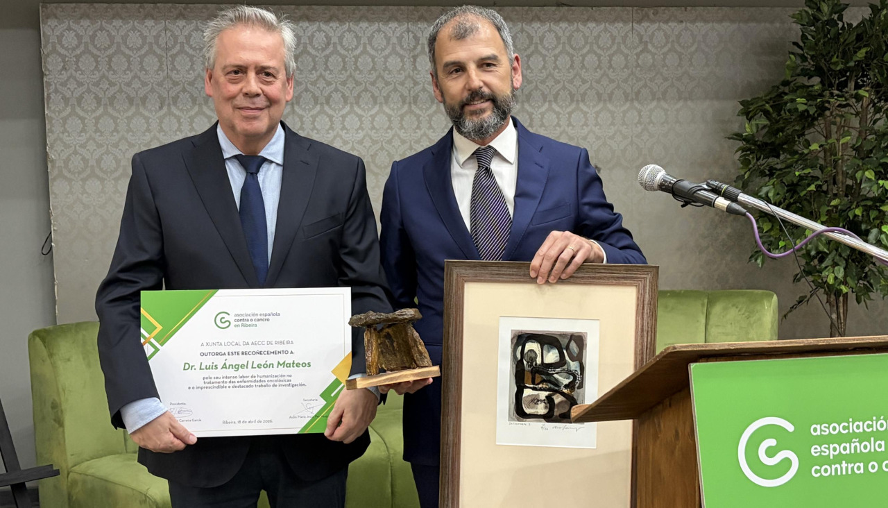 El oncólogo Luis Ángel León recibió el premio de manos del conselleiro de Sanidade, Antonio Gómez Caamaño