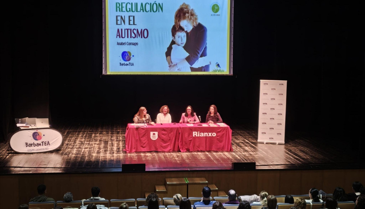 La actividad impulsada por la asociación BanbanTEA  se desarrolló en la sala 'Arcos Moldes" del auditorio rianxeiro