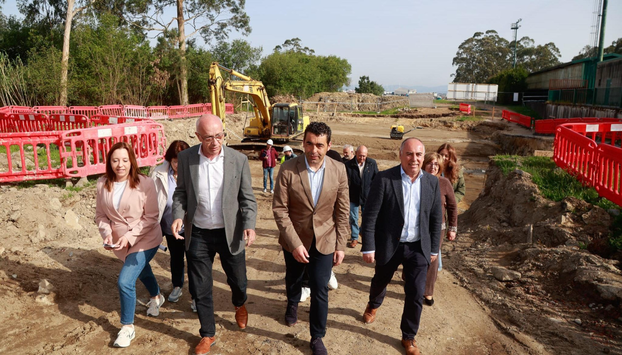 El presidente de la administración provincial, Luis López, acompañó hoy al ejecutivo municipal en la visita a la obra del vaso, junto al campo de fútbol