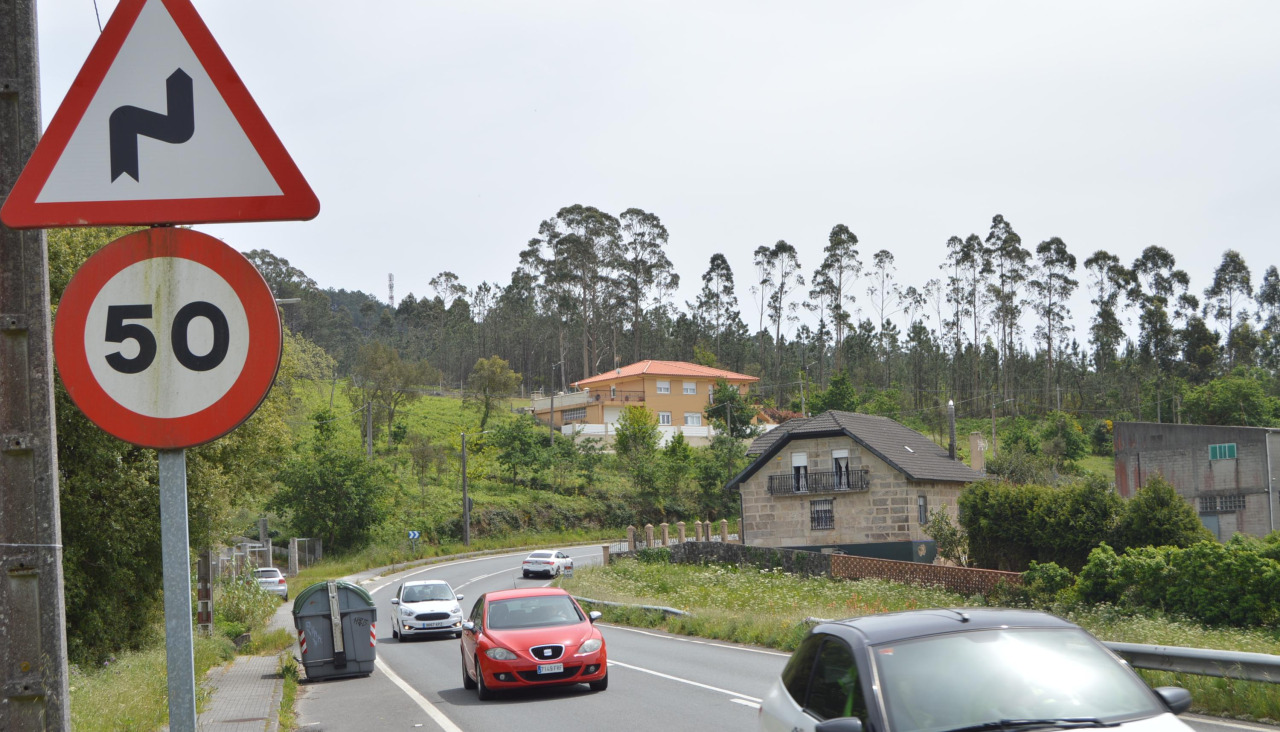 El límite de velocidad en el kilómetro 103 de la AC-550 es 50 kilómetros por hora y hay señales de la sucesión de curvas peligrosas
