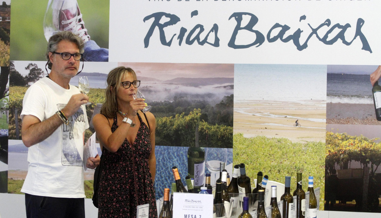 Degustación de vino en una acción promocional de la DO Rías Baixas