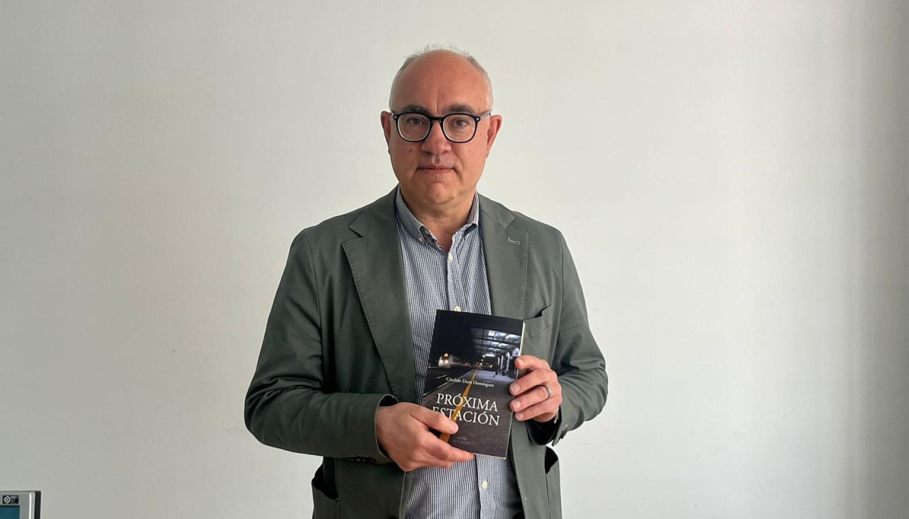 Cándido Duro Domínguez coa súa novela ‘Próxima Estación’