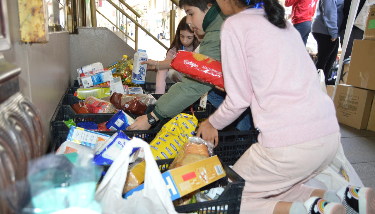 Miembros del equipo de voluntariado de las bibliotecas escolares se encargaron de clasificar los alimentos recibidos a cambio de libros