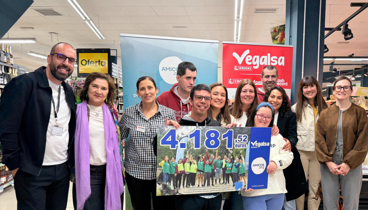 Representantes de Vegalsa-Eroski entregaron a responsables y usuarios de Amicos el importe de la donación