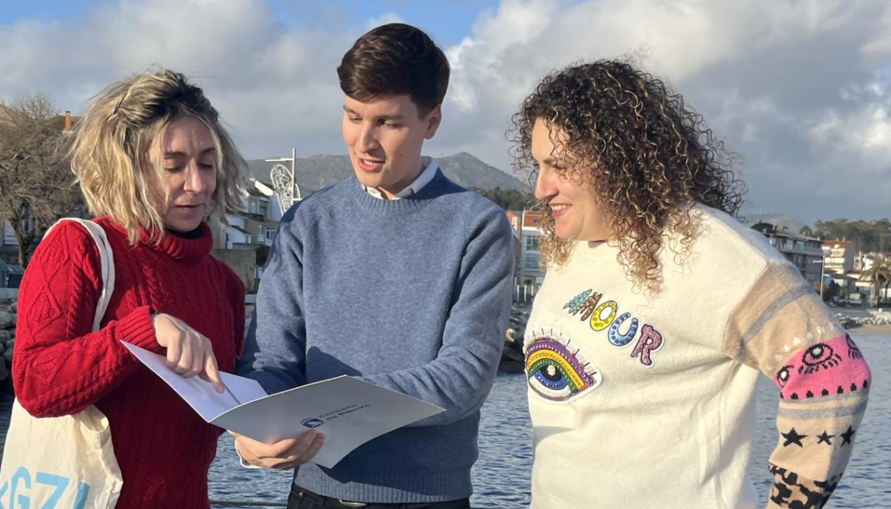 Genoveva Betanzos, Luis Pérez y Antía Alberte comparecieron en Palmeira para dar a conocer su iniciativa que se debatirá y votará en el pleno de este lunes