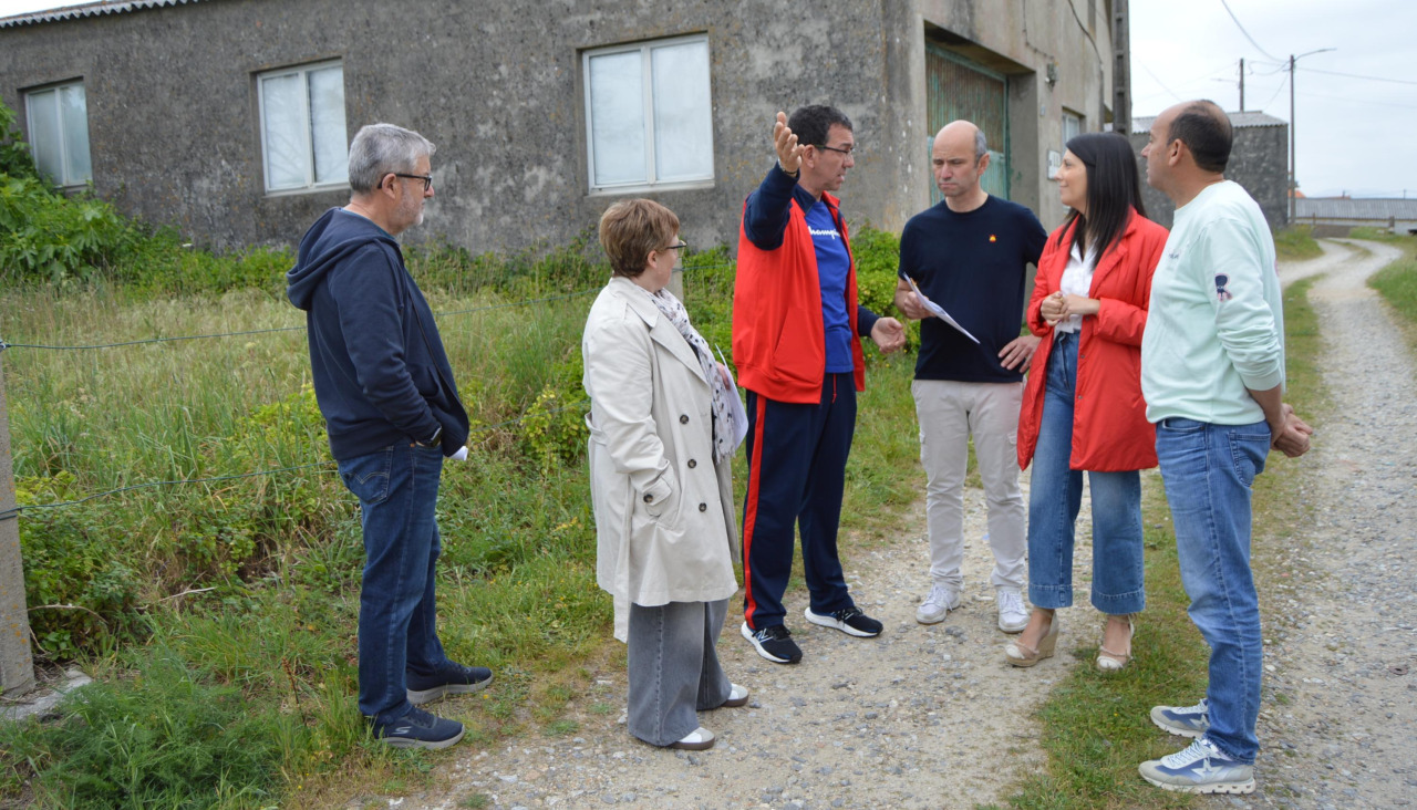 Los vecinos de la Rúa do Porto, en Aguiño, intercambiaron impresiones con los representantes municipales sobre la necesidad de dotar a ese vial de servicios básicos