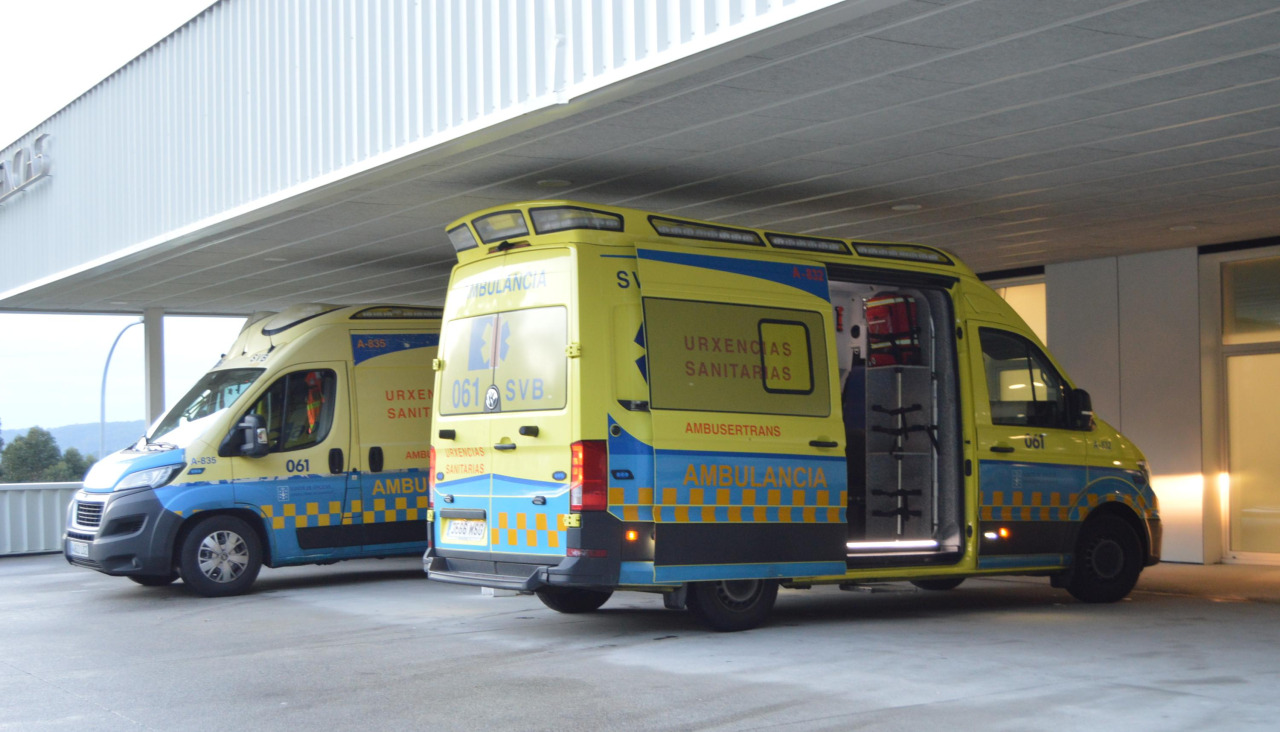 Una ambulancia del 061, con el equipo médico del centro de salud pobrense, trasladó a la víctima al servicio de Urxencias del Hospital do Barbanza