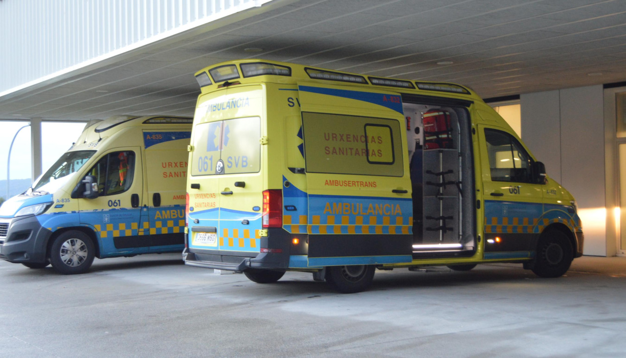 Una ambulancia del 061, con el equipo médico del centro de salud pobrense, trasladó a la víctima al servicio de Urxencias del Hospital do Barbanza