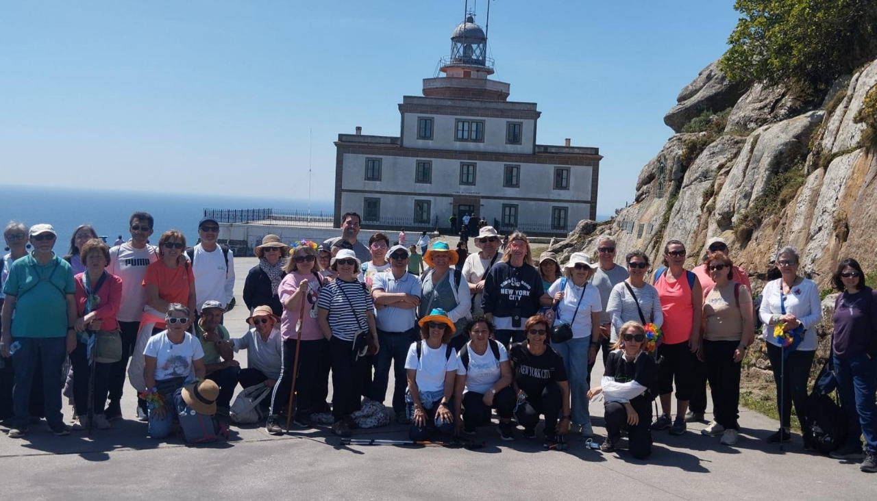 Los participantes en la última ruta de peregrinación impulsada por la asociación que preside Puri Cores inmortalizaron el momento con una fotografía ante el Faro de Fisterra