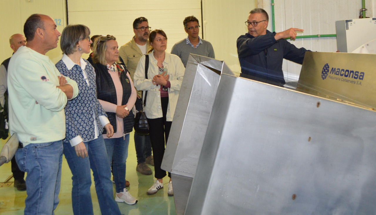 Moncho Fernández ilustró a las personas que le acompañaron en la visita a las dependencias de Pescados Moncho en la lonja sobre el funcionamientos de sus nuevos equipamientos