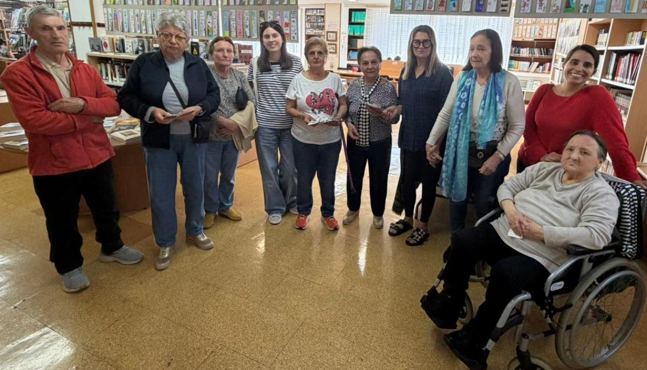 La entrega de los marcapáginas elaborados por personas usuarias del centro de día de Agadea ftuvo lugar en la propia biblioteca