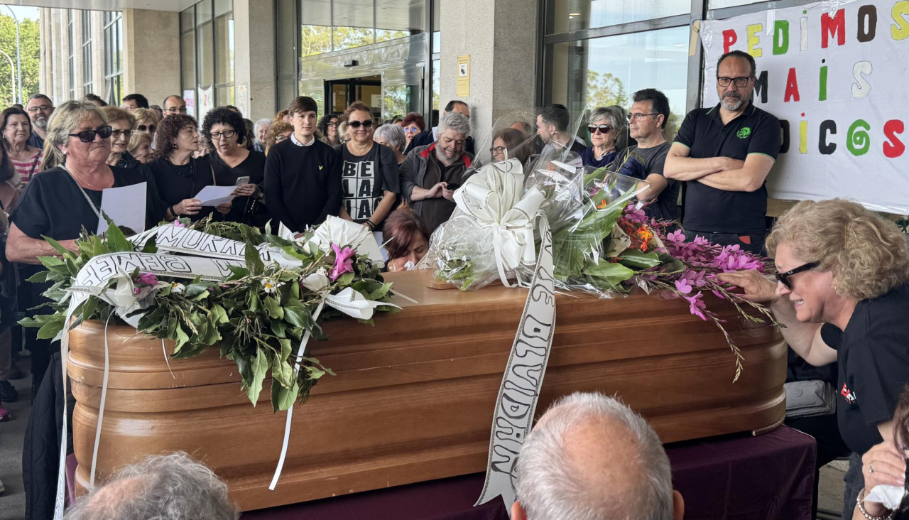 Uno de los actos reivindicativos más llamativos que realizó la plataforma sanitaria comarcal, junto al propio encierro, consistió en la celebración de un entierro a las puertas del hospital