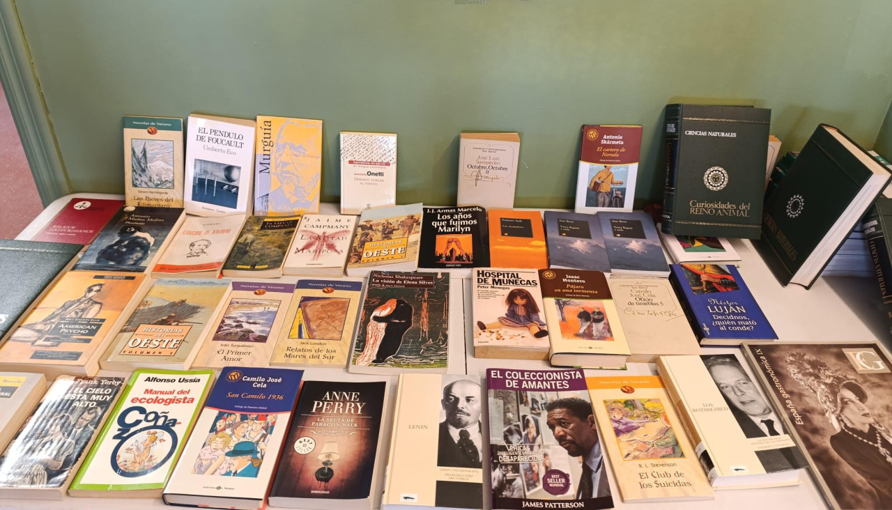La mesa con los libros que se regalan en la cafetería de O Grove