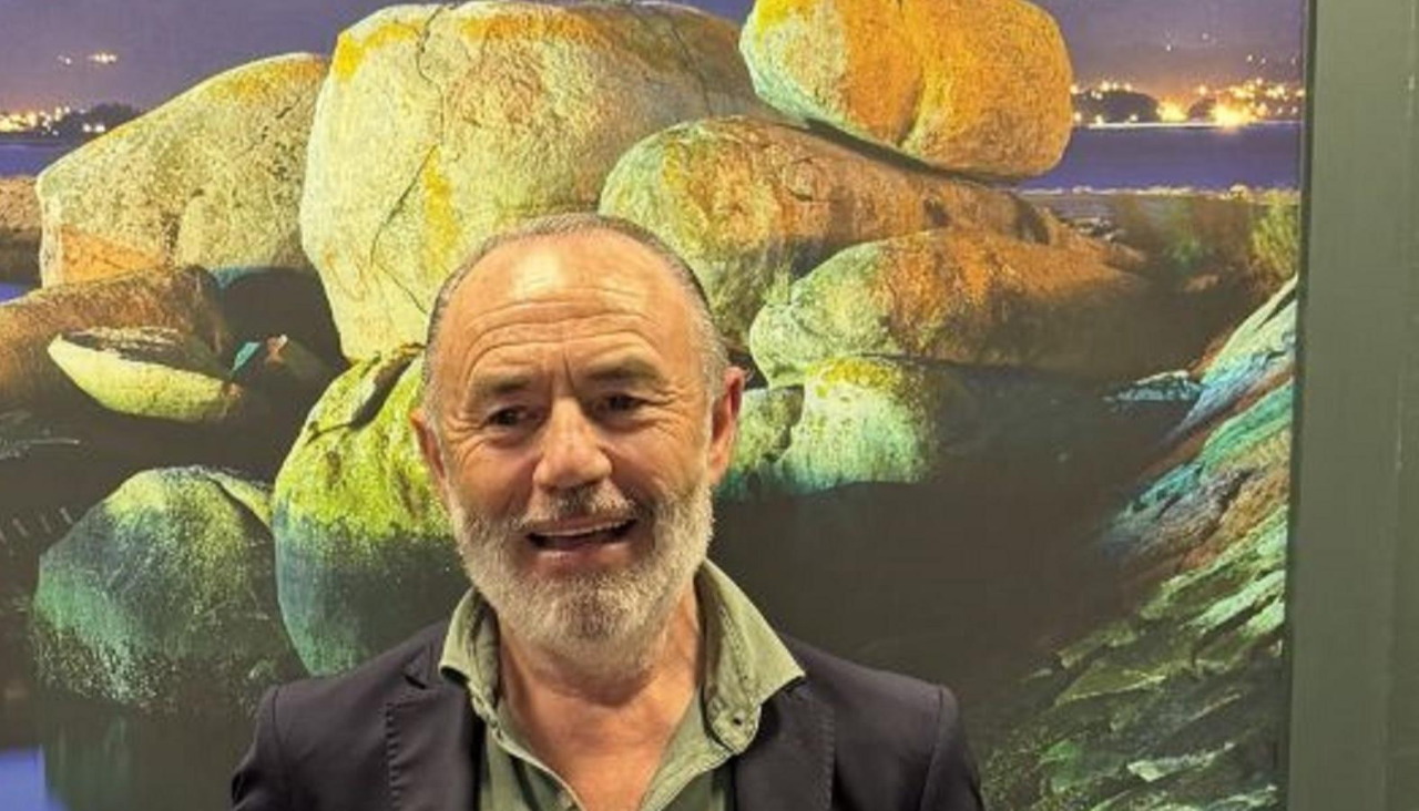 Jose Luis Teófilo posa con el libro del 75 aniversario del San Martín, que se presenta mañana sábado en Vilaxoán