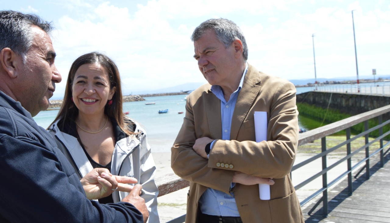 El patrón mayor José Antonio SAntamaría planteó a la conselleira do Mar, Marta Villaverde, y al presidente de Portos de Galicia, José Antonio Álvarez, las demandas del sector del mar aguiñense