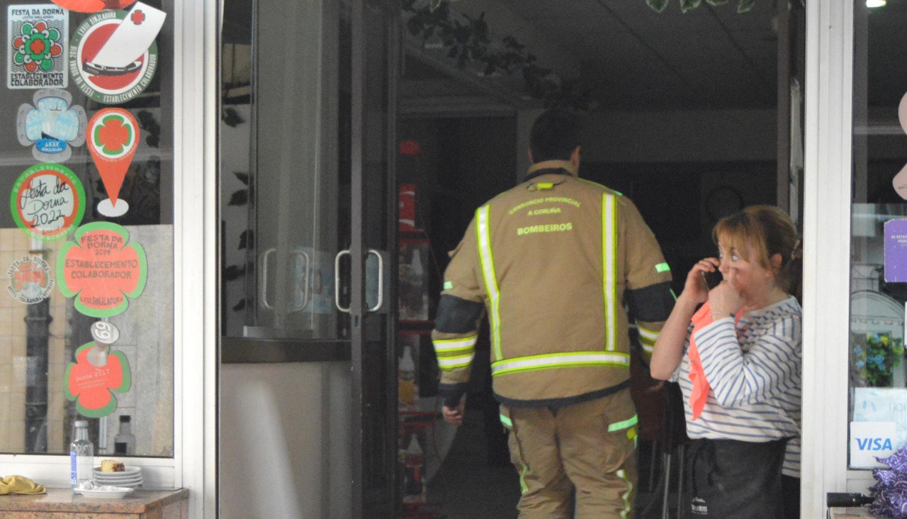 Los Bomberos de Ribeira eliminaron el riesgo y comprobaron que no hubiera rescoldos de la combustión ni electricidad residual en la caja y sus componentes