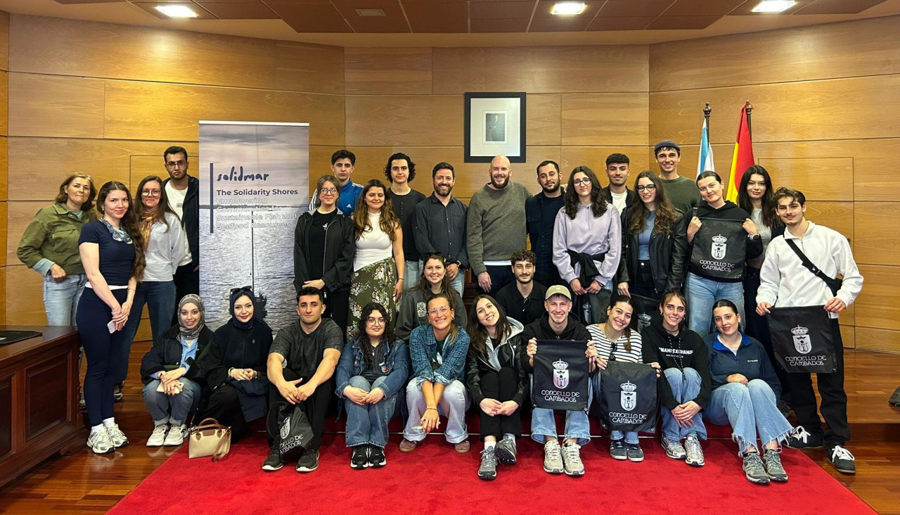 El alcalde, Samuel Lago, recibió al equipo de voluntarios que abrirá este programa ambiental