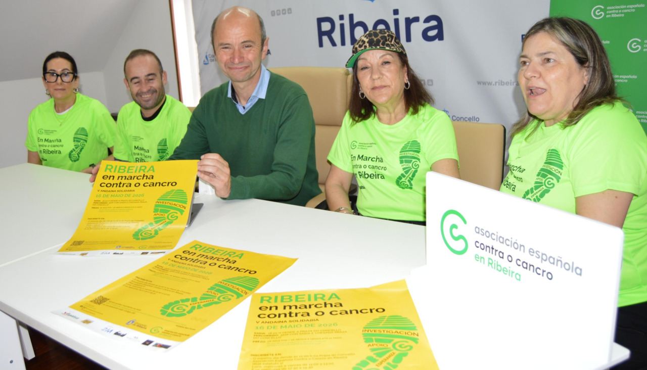 Loli Ramos, Álex Vidal, Vicente Mariño, María José Carreira y Susi Paz asistieron a la presentación oficial de la V Andaina Solidaria 'Ribeira en marcha contra o cancro'
