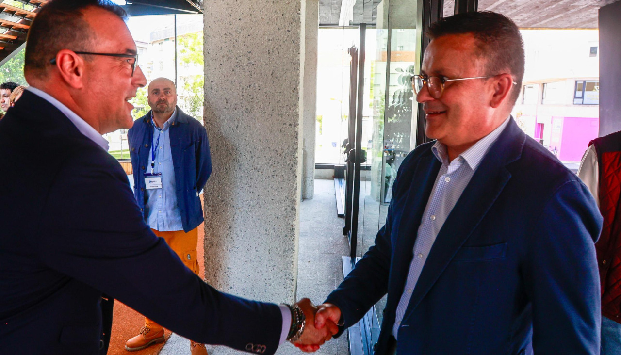El director de Diario de Arousa, José Pereira, salida al conselleiro de Emprego, Comercio e Emigración, José González, a su llegada al auditorio municipal de Ribeira