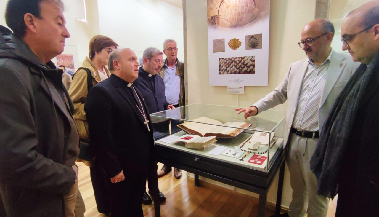 El acto de inauguración de la muestra en la sala del peregrino del Monasterio de San Martín Pinario compostelano contó con la asistencia del arzobispo compostelano, Francisco José Prieto, entre otras autoridades