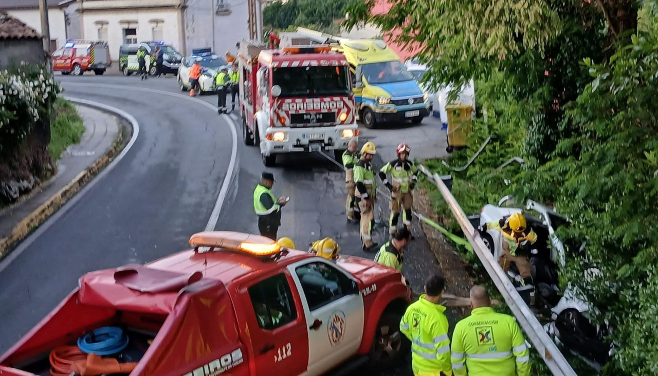 Un amplio operativo fue desplegado tras recibirse de un grave accidente de circulación en la Rúa Principal de la localidad boirense
