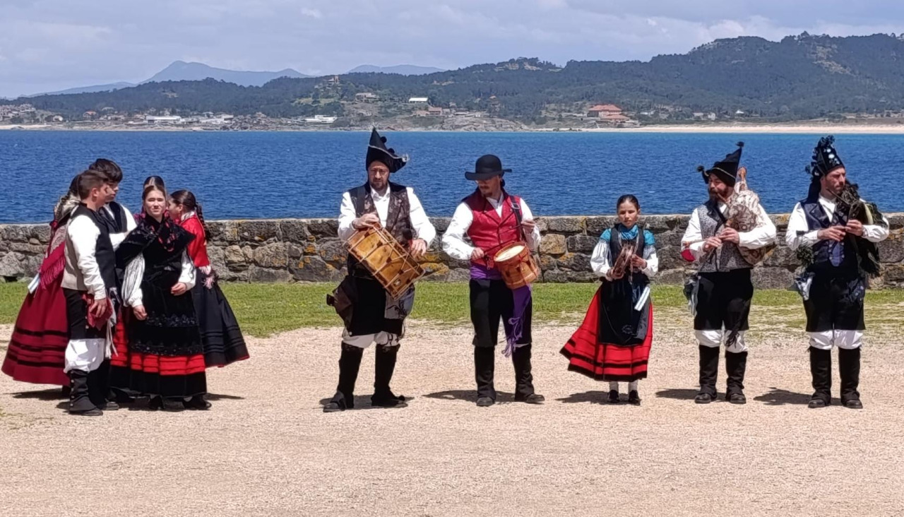El homenaje se desarrolló en el entorno de la ermita de A Lanzada