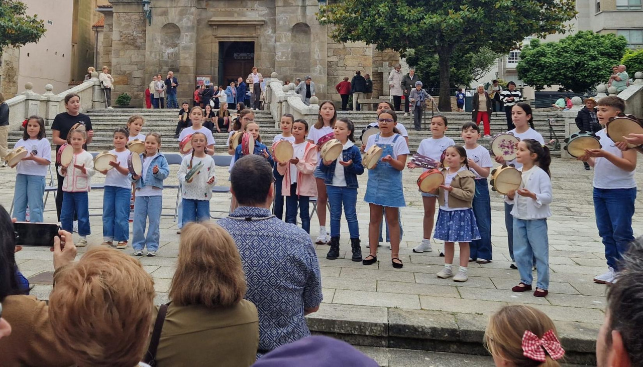 Actuación de cantareiras en la Praza Porta do Sol, dentro del Maio Cultural Ribeira 2026