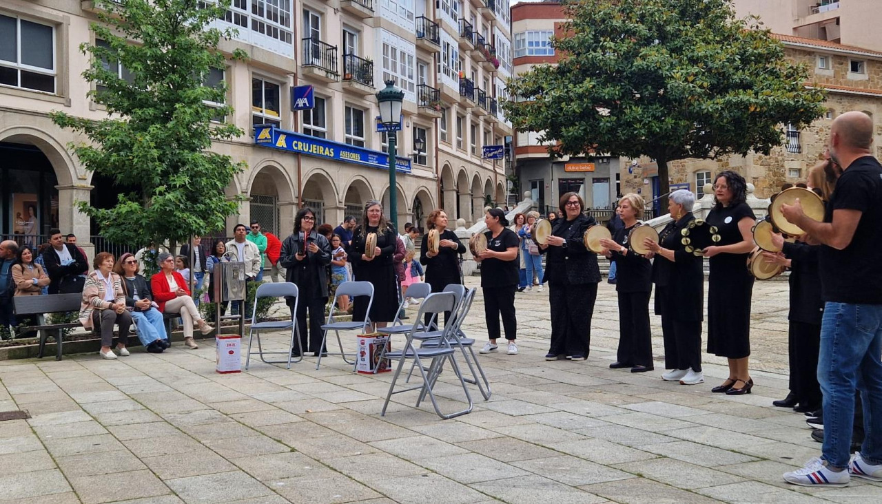 Actuación de cantareiras en la Praza Porta do Sol, dentro del Maio Cultural Ribeira 2026