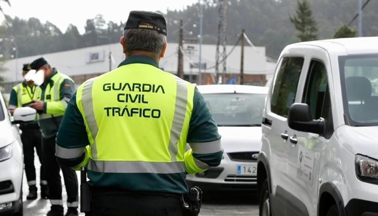 Agentes de la Guardia Civil de Tráfico, en un control