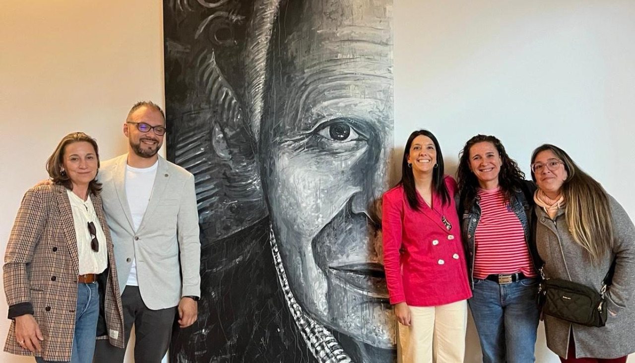 El cuadro con un retrato de Manuel Ayaso pintado por Fernando Yáñez ya luce de manera permanente en el vestíbulo del auditorio municipal ribeirense