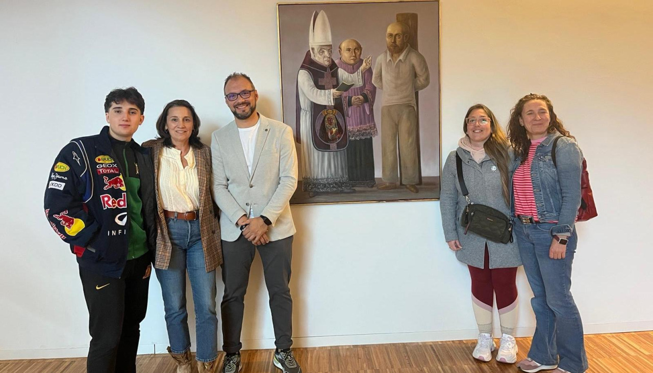 El cuadro pintado por Manuel Ayaso en 1974 y que su hija Mónica cedió en depósito al Ayuntamiento ribeirense ya luce de manera permanente en el vestíbulo del auditorio municipal
