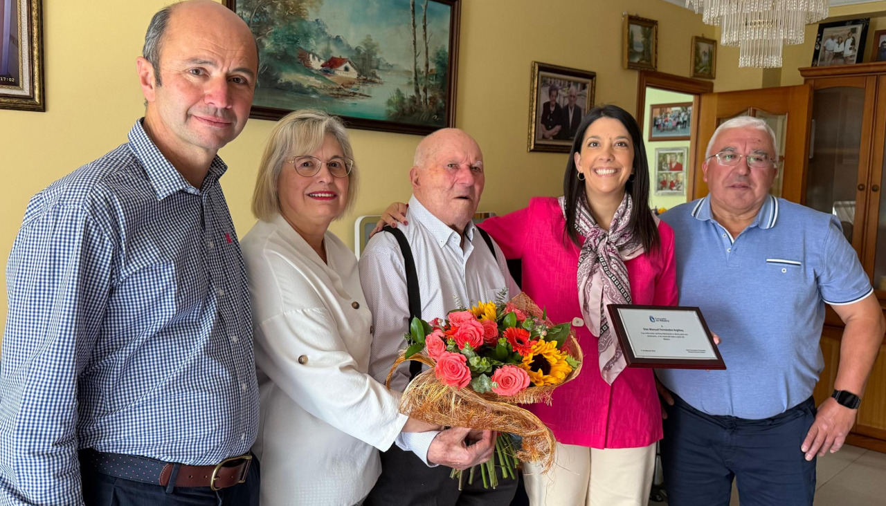 Manuel Fernández Argibay, acompañado de algunos familiares, recibió la visita y felicitación de los representantes del Ayuntamiento de Ribeira