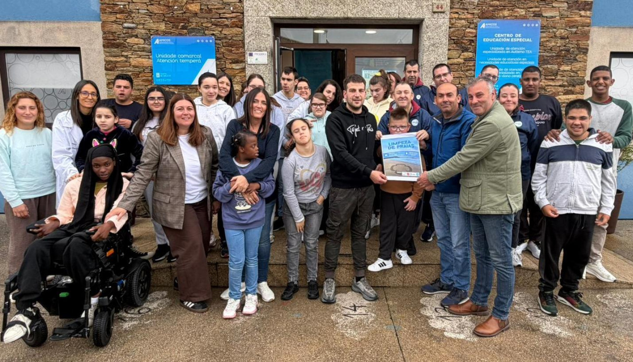 Representantes de entidades impulsoras de la iniciativa, junto con representantes municipales, se juntaron para presentar un cartel de la limpieza de la playa