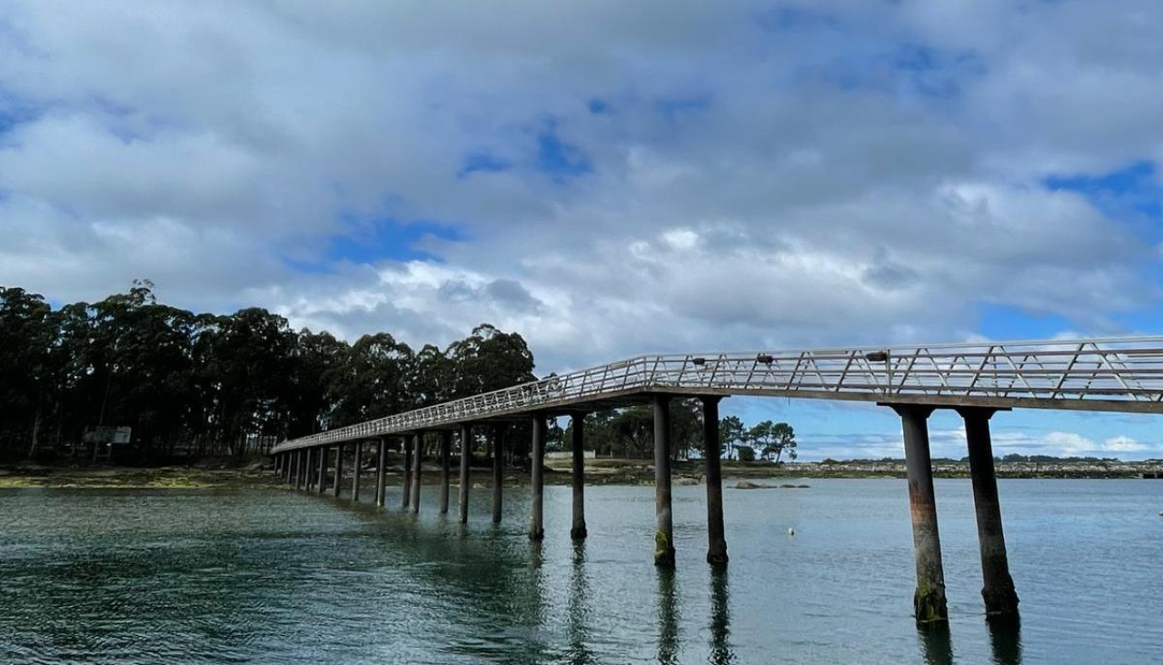 El puente peatonal que conecta el casco urbano con el entorno de O Terrón