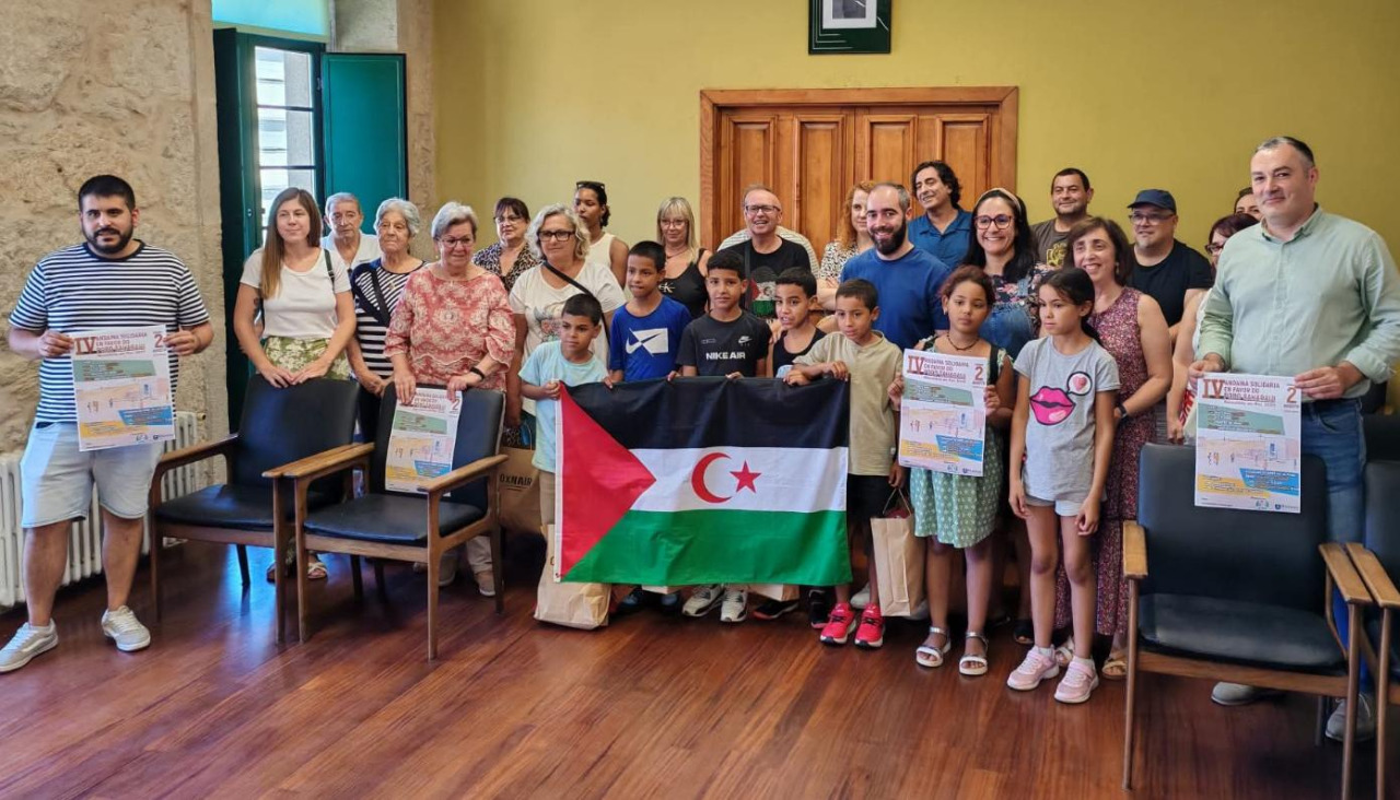 Representantes de la corporación municipal rianxeira participaron en el acto de recepción institucional a los niños saharauis que pasaron el último verano en la localidad