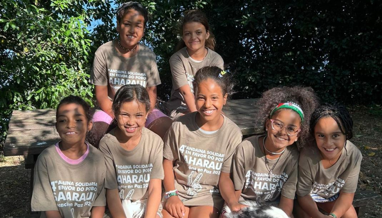 Imagen de un grupo de niñas sahararuis que pasaron sus vacaciones en paz con familias de O Barbanza