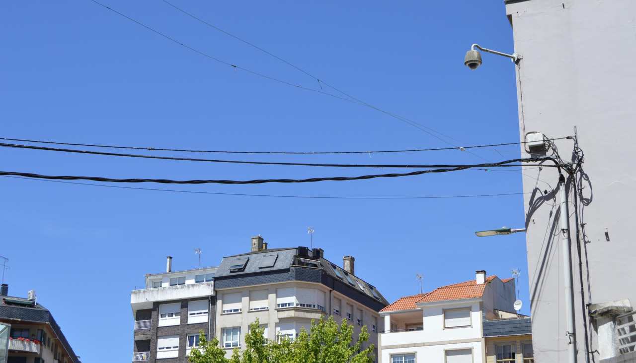 Una de las cámaras de videovigilancia se ubica en la Praza do Concello