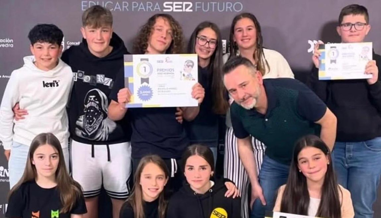 El equipo de radio vencedor está integrado por Xiana y Mariña Portas, Nerea Fernández, Saray Rodríguez, Ahinara Tubío, Narciso Oubiña, Saúl Teijeiro, Erik Martín, Sarai Miranda, Eloi Ordóñez y Víctor Brea, alumnos del EDLG, comandado por los docentes Xosé Francisco Noia y María Rodríguez