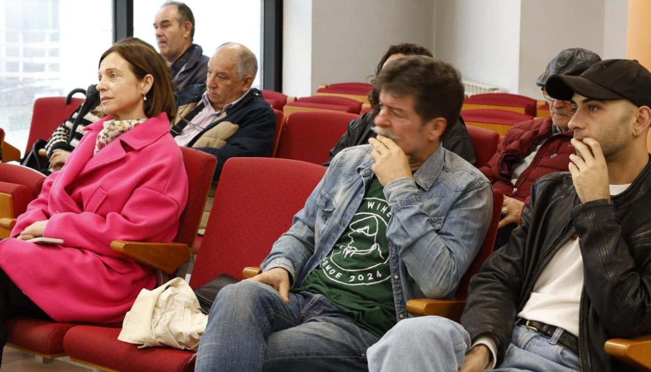El centro social de Boiro albergó un sesión informativa dirigida a empresas, profesionales y agentes turísticos locales para explicarles la necesidad de generar una marca propia vinculada a una enogastronomía ligada al mar
