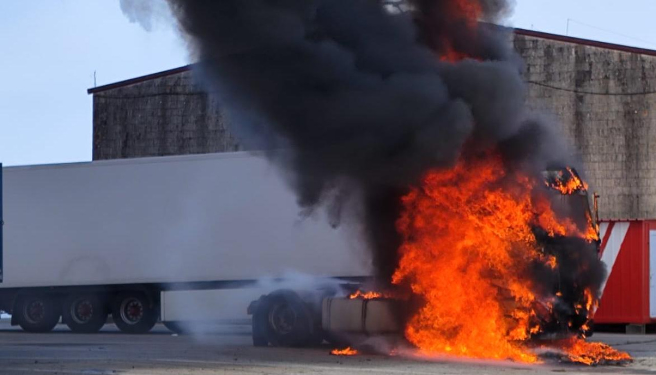 El incendio afectó a la cabeza tractora y la parte delantera del remolque
