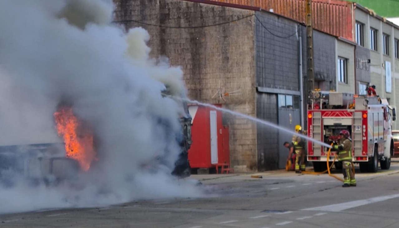 Los Bombero de Ribeira lograron sofocar las llamas con el agua de sus mangueras