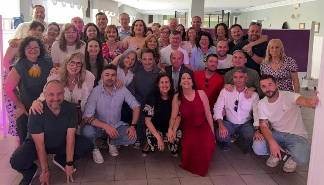 Los trabajadores municipales ribeirenses inmortalizaron con la toma de una fotografía su asistencia en Casa Pachín de Rianxo a la comida de confraternidad con motivo de Santa Rita