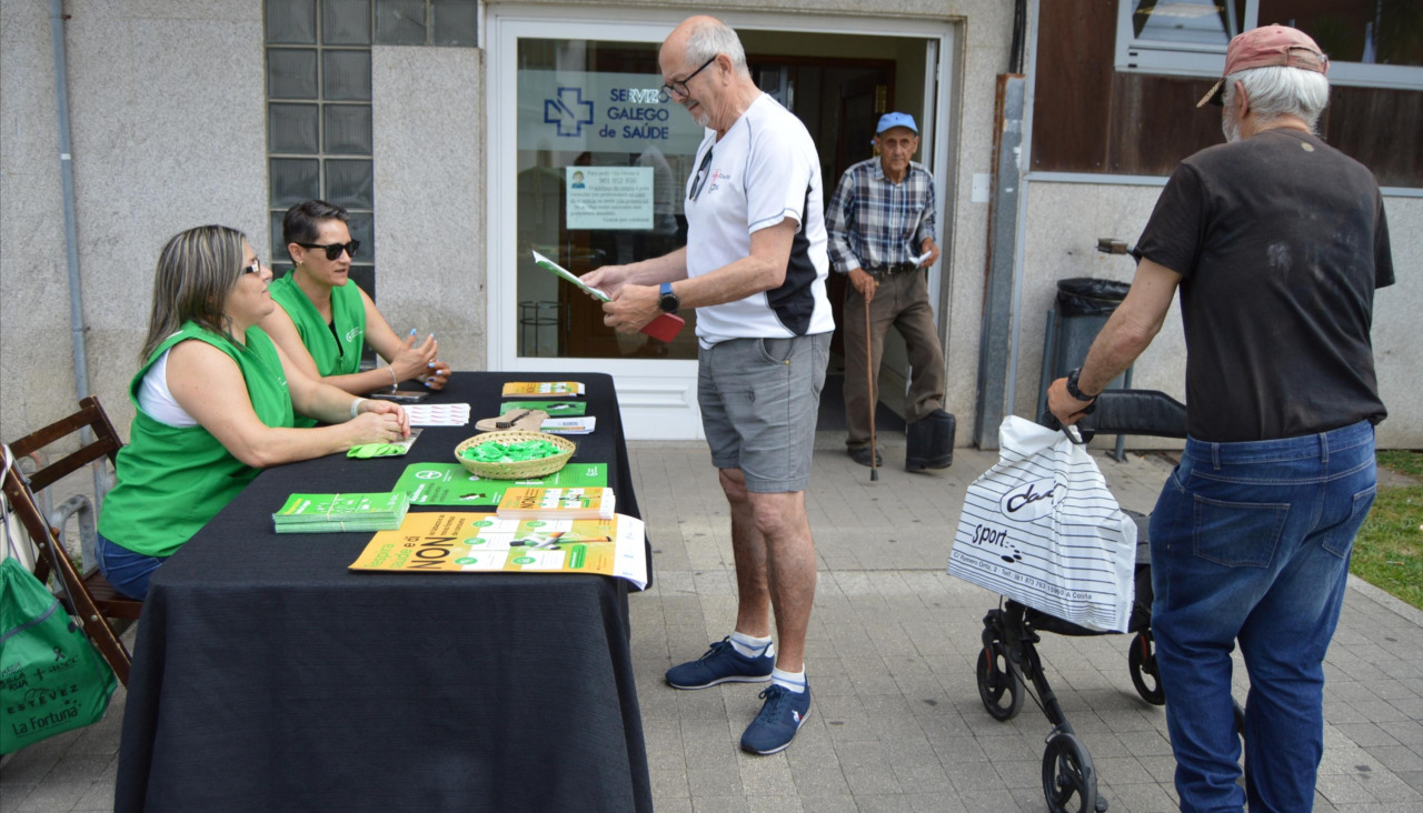 La AECC instaló durante la mañana una mesa informativa delante del centro de salud de Ribeira y por la tarde hará lo propio en el parque de Abesadas
