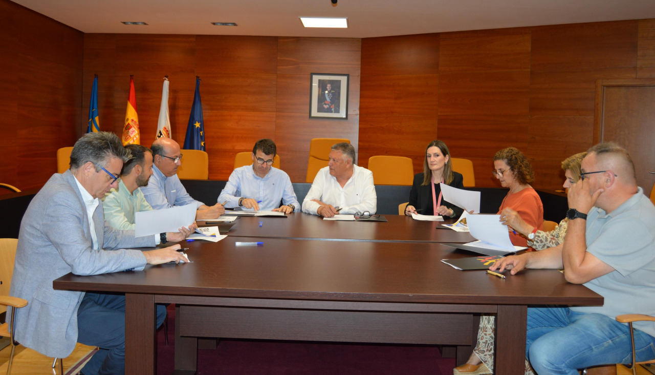 Los presentes durante la Mesa de Turismo