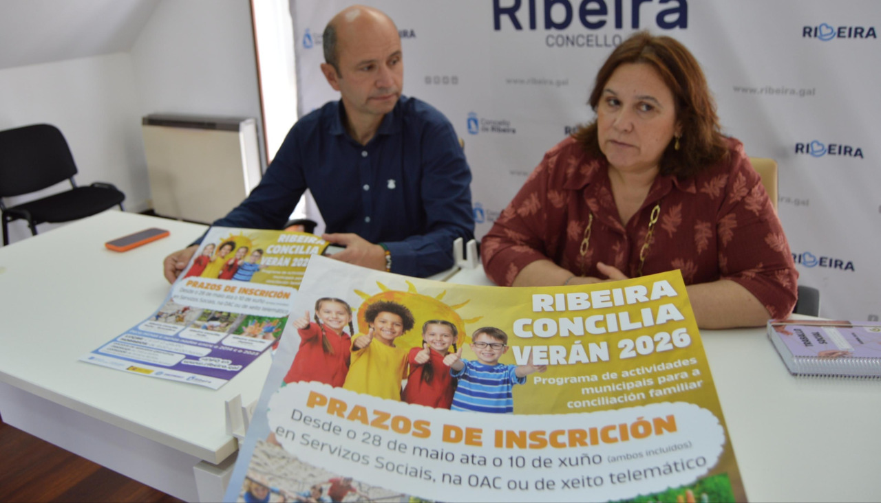 El edil de Servizos Sociais y la jefa de servicio presentaron los detalles de la actividad para contribuir a favorecer la conciliación familiar y laboral en el periodo estival